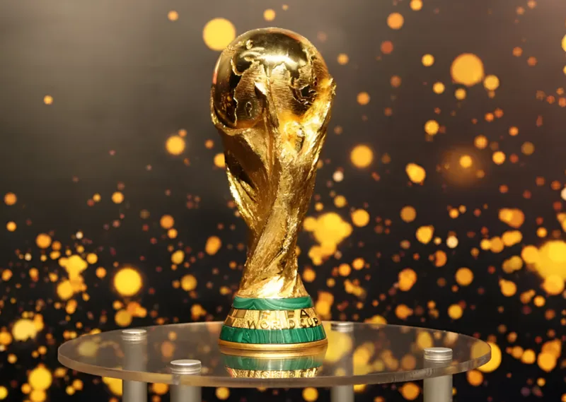 FIFA World Cup Trophy hiện nay được sử dụng từ năm 1974 và trở thành biểu tượng toàn cầu